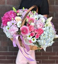 Композиция солнечный день в Чебургольской Цветочная композиция из Розы, Хризантемы, Пионы и Лизиантусы в корзине в Чебургольской