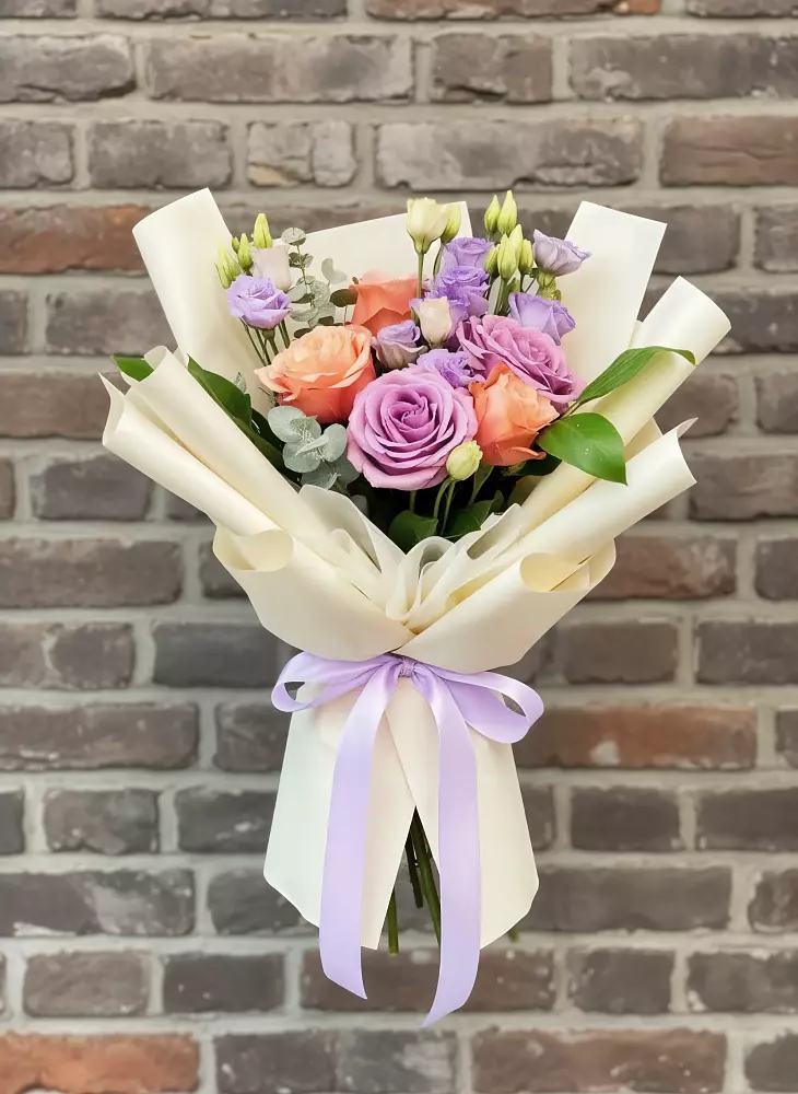 Букет цветов из: Лизиантусы и Розы в Чебургольской