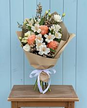 Букет цветов из:  Альстромерии, Лизиантусы, Розы и Хризантемы в Чебургольской