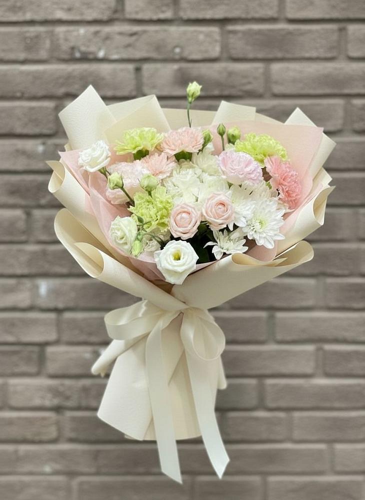 Букет цветов из: Гвоздики, Розы, Лизиантусы и Хризантемы в Чебургольской