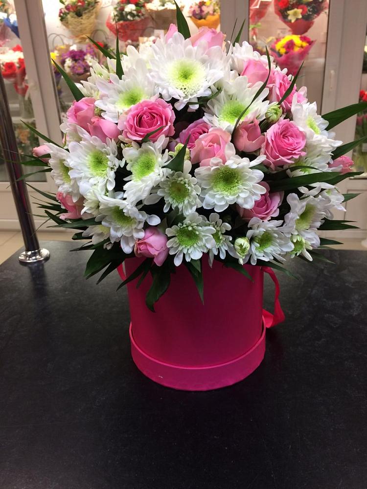 Цветочная композиция из Розы и Хризантемы в шляпной коробке в Чебургольской