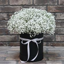 Цветочная композиция из Гипсофила в шляпной коробке в Чебургольской