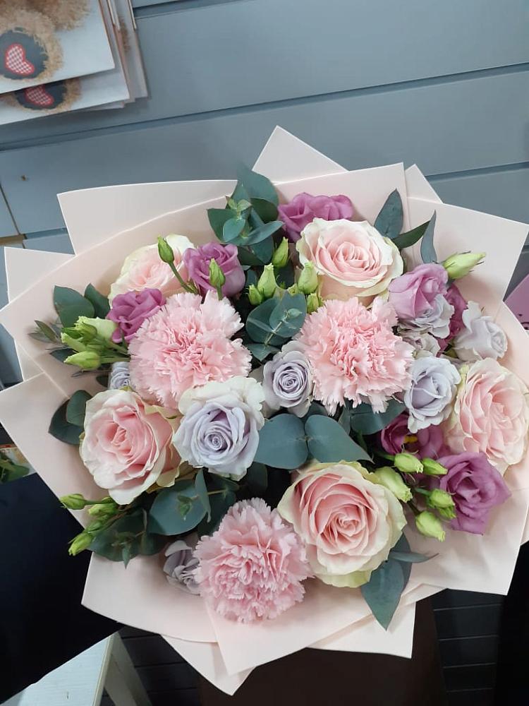 Букет цветов из: Розы, Гвоздики и Лизиантусы в Чебургольской