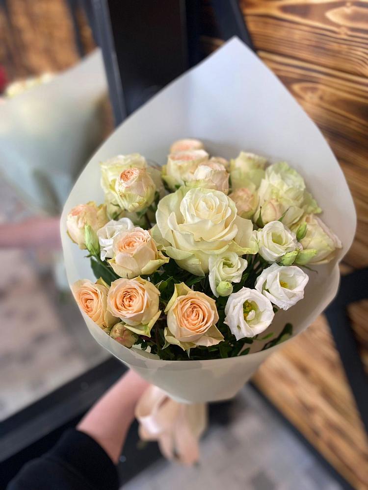 Букет цветов из: Розы и Лизиантусы в Чебургольской